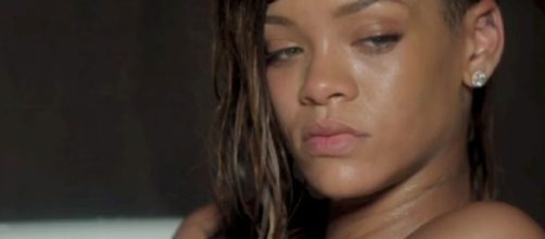Rihanna : nue et triste dans son nouveau clip, "Stay" - Closer - closermag.fr