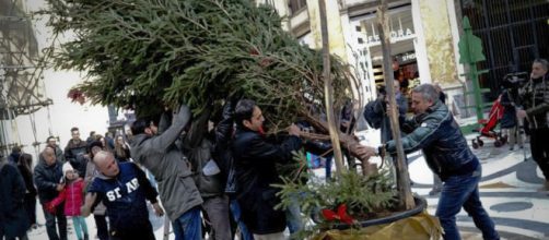 'Sparicchio' rialzato dai cittadini oggi in galleria Umberto I a Napoli. Foto: tg24.sky.it.