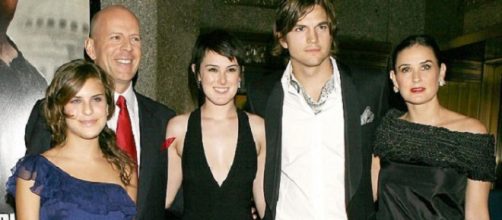 Tallulah, quando tinha 13 anos, à esquerda de Bruce Willis, Rumer, Ashton Kutcher e Demi Moore. (Foto Reprodução)