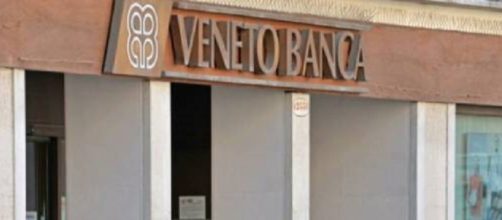 Uomo distrugge una filiale di Veneto Banca