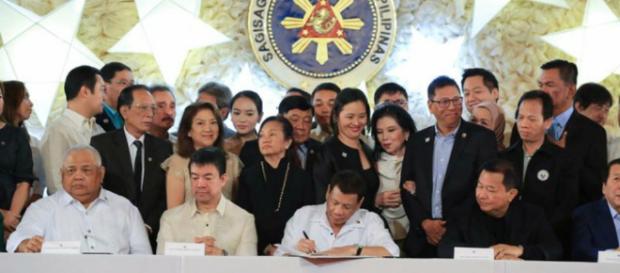 El presidente Rodrigo Duterte firma el presupuesto de 2018. El presidente Rodrigo Duterte firma el presupuesto de 2018.