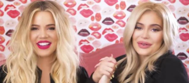 Khloe e Kylie são muito amigas Khloe e Kylie são muito amigas