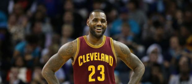 LeBron James entra en una discusión con un fan durante el juego en Chicago. LeBron James entra en una discusión con un fan durante el juego en Chicago.