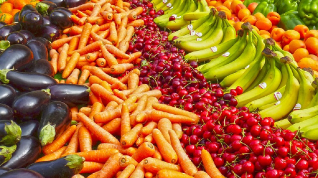 Immagine che ritrae frutta e verdura freschi