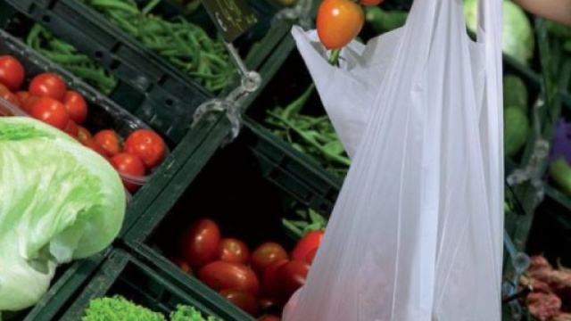 Occhio alla spesa! Si pagheranno anche i sacchetti per frutta e verdura