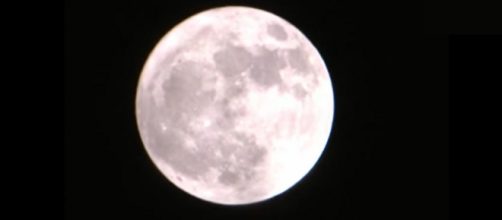 Un'immagine suggestiva della Luna