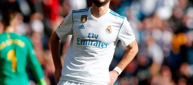 Benzema lamentándose de perder una ocasión clara. Benzema lamentándose de perder una ocasión clara.