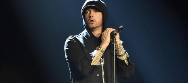 Eminem performando a música "Walk on Water" Eminem performando a música "Walk on Water"