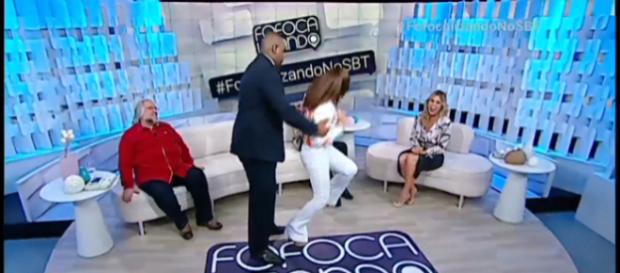 Momento em que a apresentadora Mara Maravilha é contida por segurança. (Reprodução SBT). Momento em que a apresentadora Mara Maravilha é contida por segurança. (Reprodução SBT).