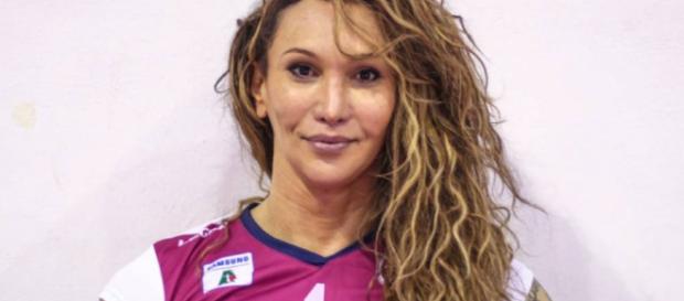 Tifanny Abreu é a primeira mulher trans a jogar na Superliga feminina brasileira de vôlei. Tifanny Abreu é a primeira mulher trans a jogar na Superliga feminina brasileira de vôlei.