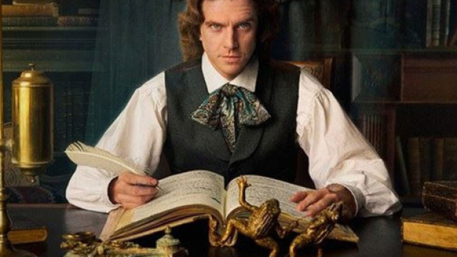 L'attore Dan Stevens nei panni dello scrittore Charles Dickens