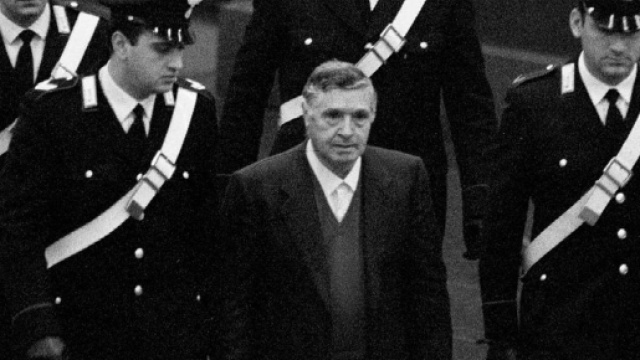 Toto Riina scortato durante il processo