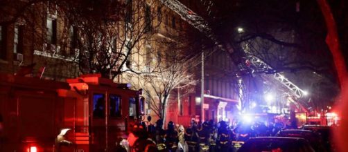 Un incendio in un condominio di New York ha provocato 12 morti, tra cui un bambino, e diversi feriti