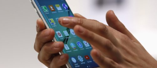 Uno smartphone di ultima generazione - lazionauta.it