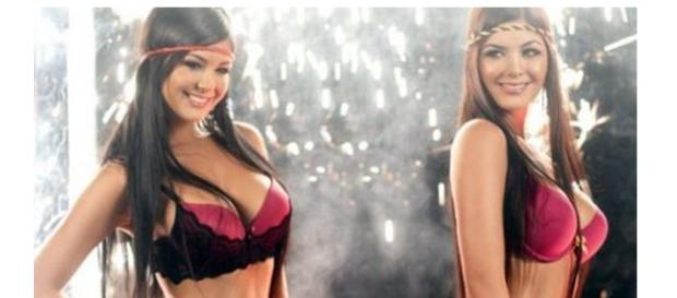 Além de idênticas, elas também são lindas Além de idênticas, elas também são lindas