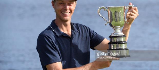 Cameron Davis de Australia levanta el trofeo después de ganar el ... - gettyimages.com Cameron Davis de Australia levanta el trofeo después de ganar el ... - gettyimages.com