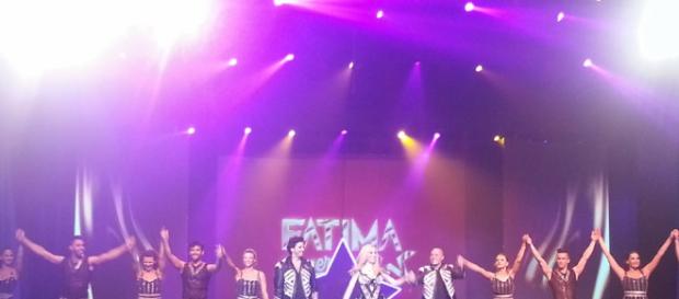 Fátima y el resto del elenco saludan al público marplatense. Fátima y el resto del elenco saludan al público marplatense.