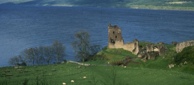 Lago Ness com 32 quilômetros de comprimento, lar de um lendário monstro na Escócia. Lago Ness com 32 quilômetros de comprimento, lar de um lendário monstro na Escócia.