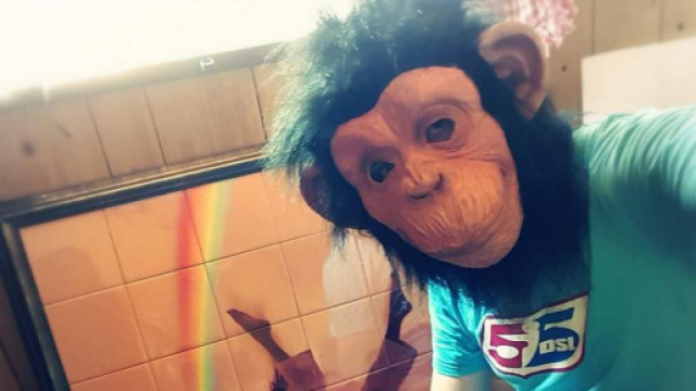 Tiler insieme ad una delle sue opere