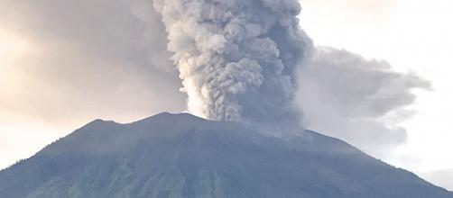 Mount Agung's eruption [Image via: Michael W. Ishak/Wikimedia Commons]