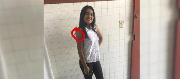 A foto desta menina era normal, até que algo surgiu e apavorou a internet A foto desta menina era normal, até que algo surgiu e apavorou a internet