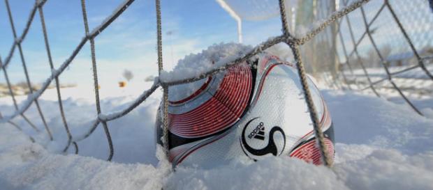 Bei einer ausreichend dicken Schneedecke gehört der Fußball ins Tor, nicht in den Ballschrank. Foto: Markus Ulmen Bei einer ausreichend dicken Schneedecke gehört der Fußball ins Tor, nicht in den Ballschrank. Foto: Markus Ulmen