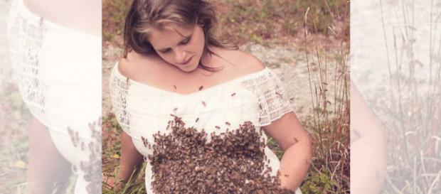 Mulher faz ensaio com 20 mil abelhas e morte ronda o parto. Mulher faz ensaio com 20 mil abelhas e morte ronda o parto.