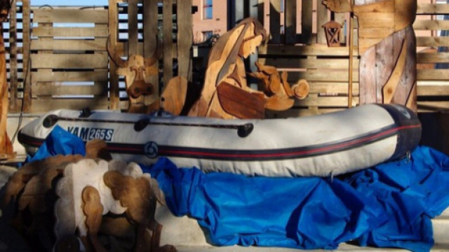 Bologna, il presepe della discordia: Ges&ugrave; nasce su un gommone | ansa.it