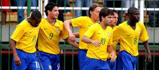 Dois jogadores com passagem pela Seleção são cogitados no Corinthians Dois jogadores com passagem pela Seleção são cogitados no Corinthians