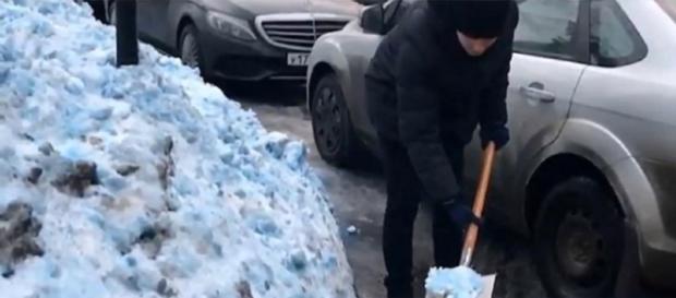 Mystery as bizarre blue snow covers St Petersburg -- News Now/YouTube Cap Mystery as bizarre blue snow covers St Petersburg -- News Now/YouTube Cap