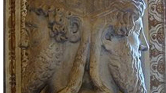 Il Dio Giano con due volti: uno che guarda avanti e un'altra indietro