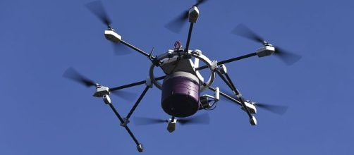 A robotic delivery drone similar to the one smugglers are using to get drugs across the US border. [image via wikimedia commons/Eduardofamendes]