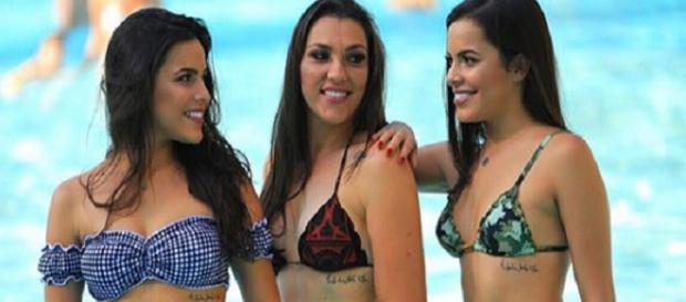 A gaúcha postou foto de biquíni ao lado da irmã e da mãe A gaúcha postou foto de biquíni ao lado da irmã e da mãe
