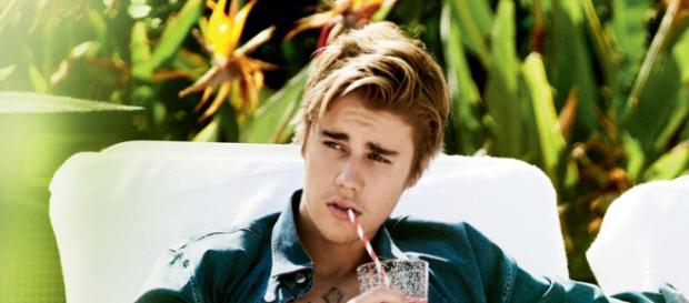Bieber einmal relaxed mit coolem Drink Bieber einmal relaxed mit coolem Drink