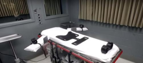 Lethal injection gurney. (Image Credit: News Now/YouTube screencap)