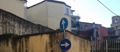 Aversa: segnaletica alternativa con obbligo 'Destinazione paradiso'