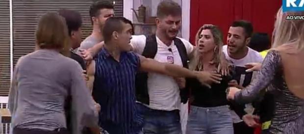 Briga generalizada em ''A Fazenda'' (Foto: Captura de vídeo) Briga generalizada em ''A Fazenda'' (Foto: Captura de vídeo)