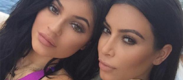Kylie Jenner com a irmã Kim Kardashian Kylie Jenner com a irmã Kim Kardashian