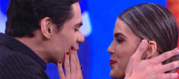 Lucas Veloso pede bailarina em namoro durante "Dança dos Famosos" ( Reprodução/TV Globo) Lucas Veloso pede bailarina em namoro durante "Dança dos Famosos" ( Reprodução/TV Globo)