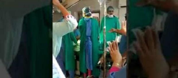 Médicos brigam durante realização de parto Médicos brigam durante realização de parto