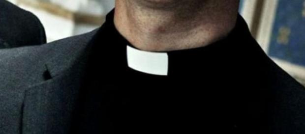 Prete denuncia due ragazzi per minacce ed estorsione Prete denuncia due ragazzi per minacce ed estorsione