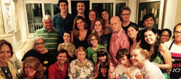 Tônia Carrero reapareceu, sentada, cercada de familiares - entre filhos, netos e bisnetos - em sua festa de 93 anos. Tônia Carrero reapareceu, sentada, cercada de familiares - entre filhos, netos e bisnetos - em sua festa de 93 anos.