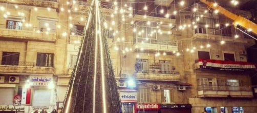 Aleppo: un albero di Natale giganteggia tra le rovine