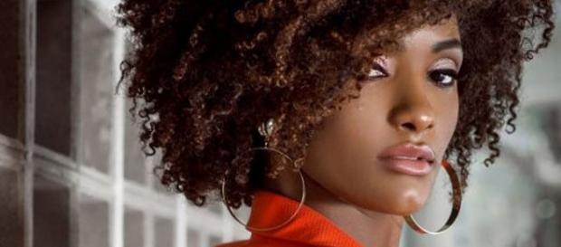 Atriz Erika Januza relata racismo em loja Atriz Erika Januza relata racismo em loja