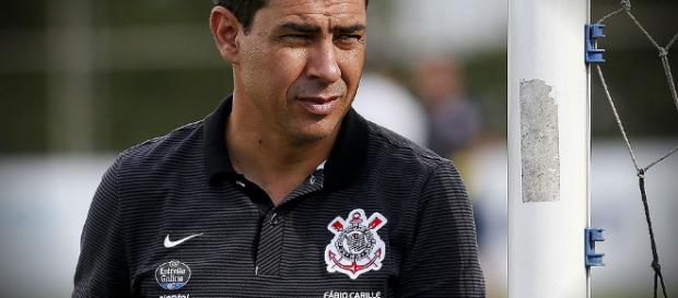 Ciente da situação do Corinthians, Carille não espera grandes reforços Ciente da situação do Corinthians, Carille não espera grandes reforços