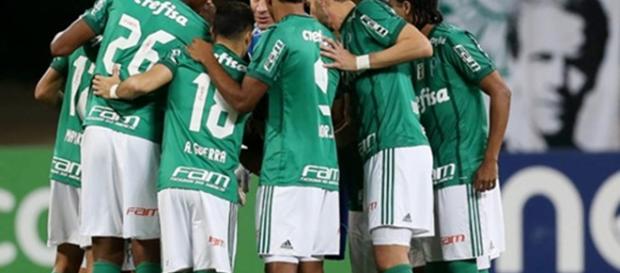 Jogadores reunidos em uma conversa dentro de campo Jogadores reunidos em uma conversa dentro de campo