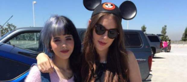 Melanie Martinez e sua amiga Timothy Heller. Foto: Reprodução. Melanie Martinez e sua amiga Timothy Heller. Foto: Reprodução.