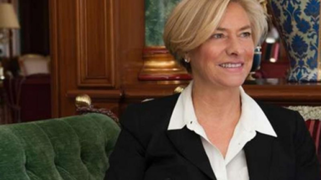 Roberta Pinotti denunciata a seguito della vicenda della bandiera nazista nella caserma dei Carabinieri.