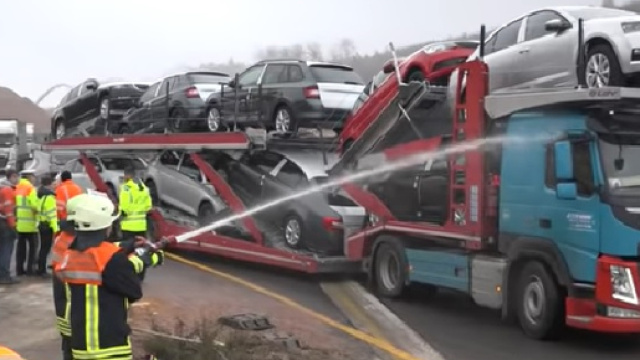 Vigile del fuoco spruzza acqua sui mezzi in transito dai quali le persone riprendono l'incidente con il telefonino