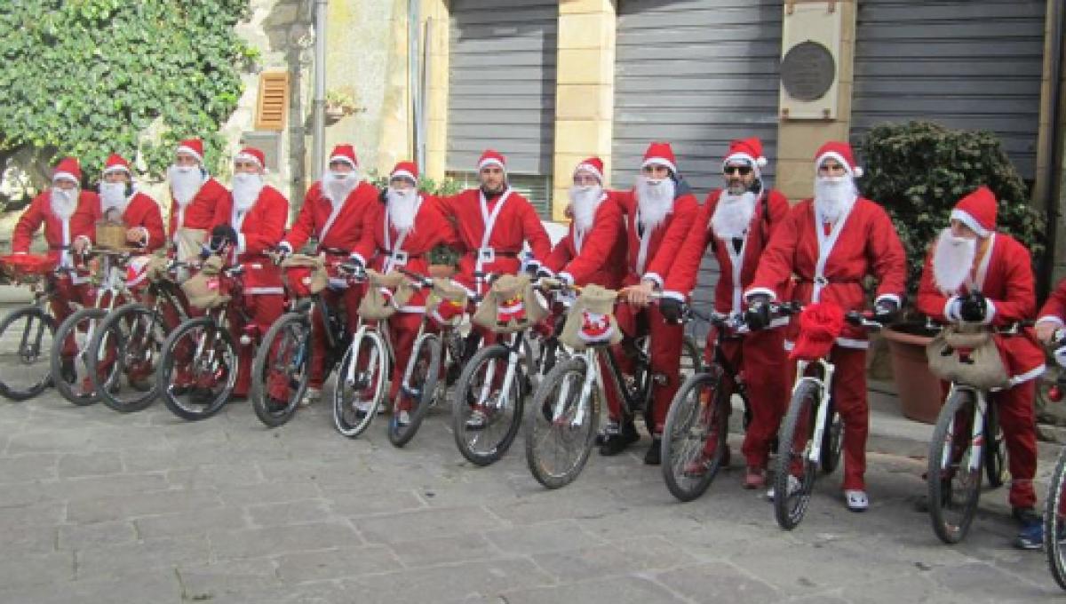 Immagini Babbo Natale In Bicicletta.Torino Raduno Dei Babbo Natale In Bici A Scopo Benefico